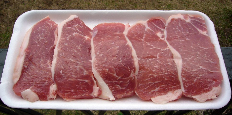 Surowy schab wieprzowy z kością (samo mięso)