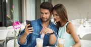Twój telefon może mieć wpływ na powodzenie podczas randki. Kto ma największe szanse na znalezienie partnera?