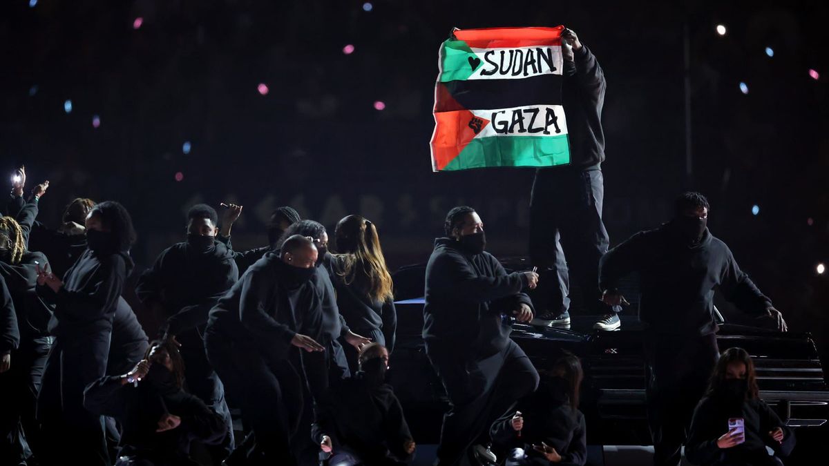 Getty Images / Emilee Chinn / Na zdjęciu: Protestujący podczas występu Kendricka Lamara w przerwie Super Bowl