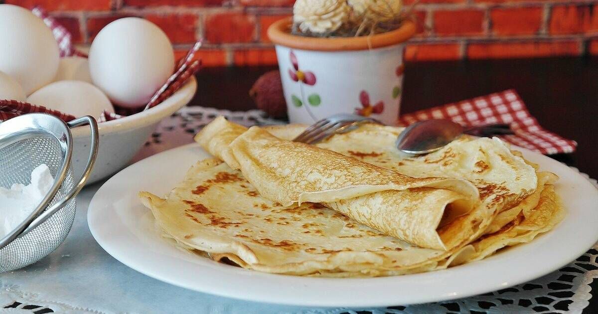 Jak usmażyć naleśniki, żeby nie były tłuste? Użyj patentu z ręcznikiem kuchennym