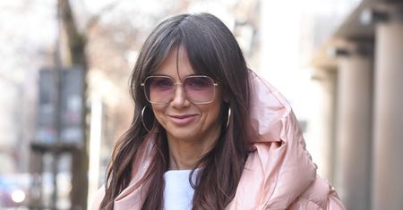 Kinga Rusin przechadza się greckimi uliczkami. W tej sukience wygląda jak modelka