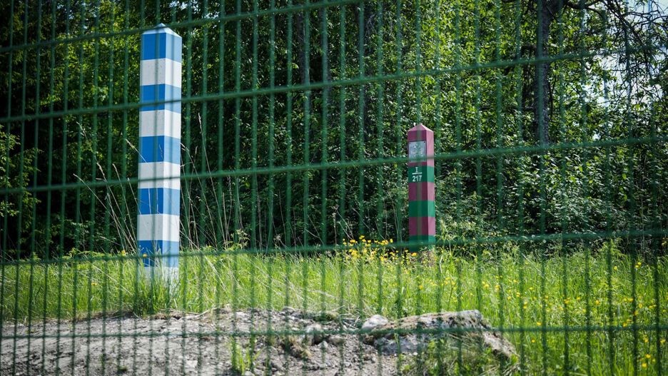 Słupy graniczne widoczne przez pilotażowe ogrodzenie graniczne na granicy fińsko-rosyjskiej w pobliżu Imatry w Finlandii, 30 maja 2023 r.