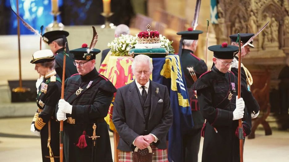 Dzieci Elżbiety II czuwały przy trumnie