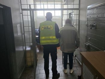 Kłodzko: Pijany 74-latek jechał przez miasto z prędkością ponad 100 km/h. Policjanci zapobiegli tragedii