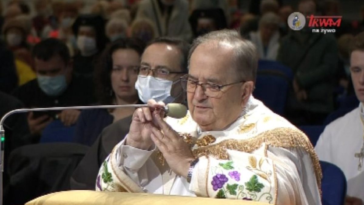 Ojciec Rydzyk prowadzi modlitwę z okazji urodzin radia Maryja 