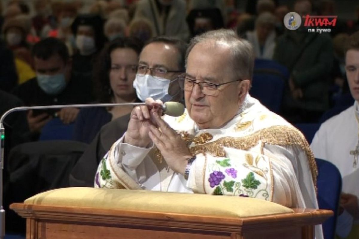 Ojciec Rydzyk prowadzi modlitwę z okazji urodzin radia Maryja 