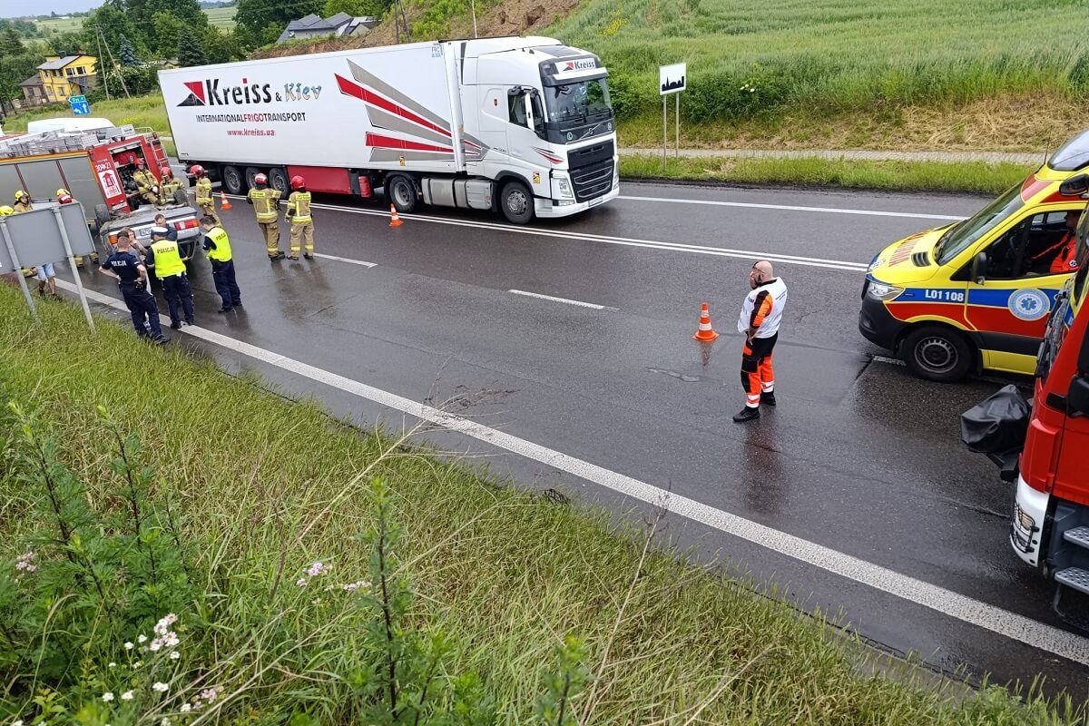 Ratownicy medyczni obecni na miejscu dachowania auta pod Lublinem
