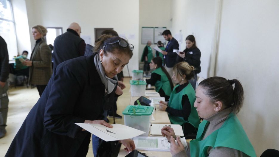 Wybory parlamentarne w Gruzji
TBILISI, GEORGIA - OCTOBER 26: People cast their votes at a polling station during the parliamentary elections in Tbilisi, Georgia on October 26, 2024. Polling stations across the country opened at 08:00 local time. Mirian Meladze / Anadolu/ABACAPRESS.COM
AA/ABACA