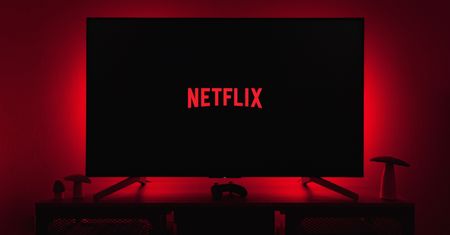 Koniec tego dobrego. Netflix wprowadza opłaty za współdzielenie konta