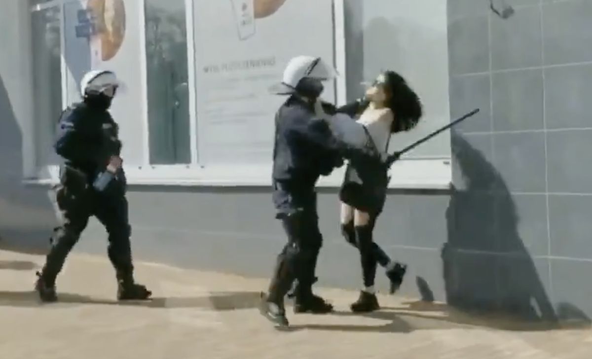 Brutalna interwencja policji względem kobiety. Stłumiony protest antycovidowców