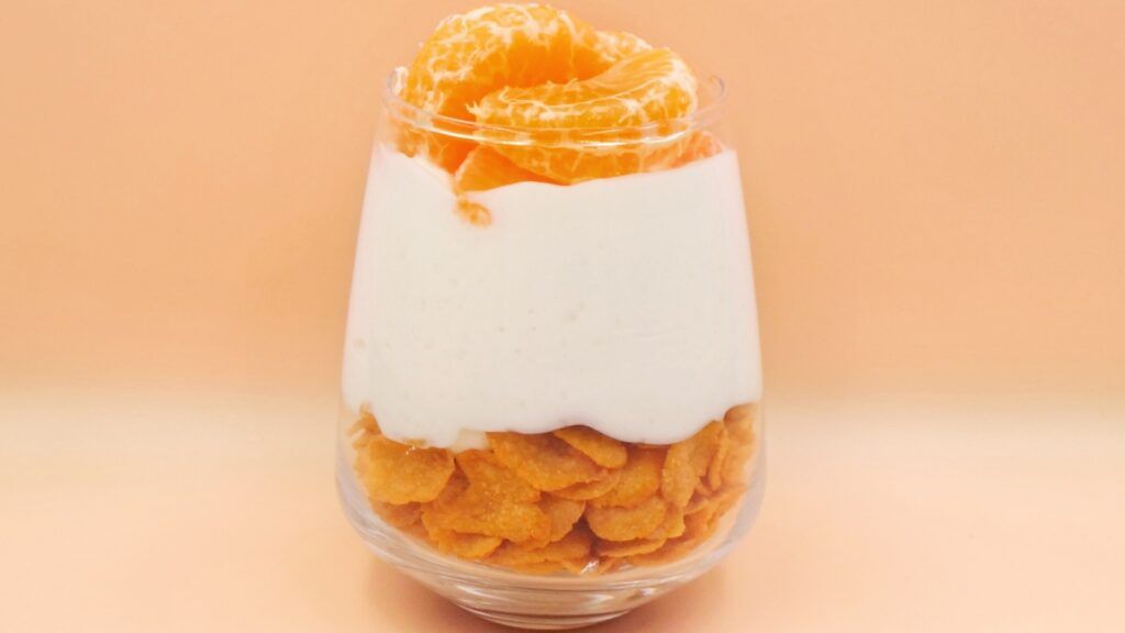 Skyr na słodko z płatkami Corn Flakes i mandarynką przepis