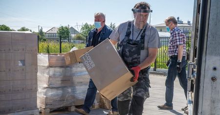 Koronawirus. Rafał Trzaskowski: "Pomagamy bohaterom walki z COVID19"