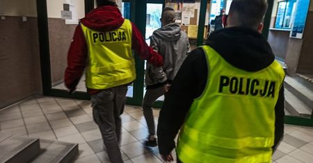 Zabrze. Chcieli zapalić i zjeść słodycze, włamali się do sklepu