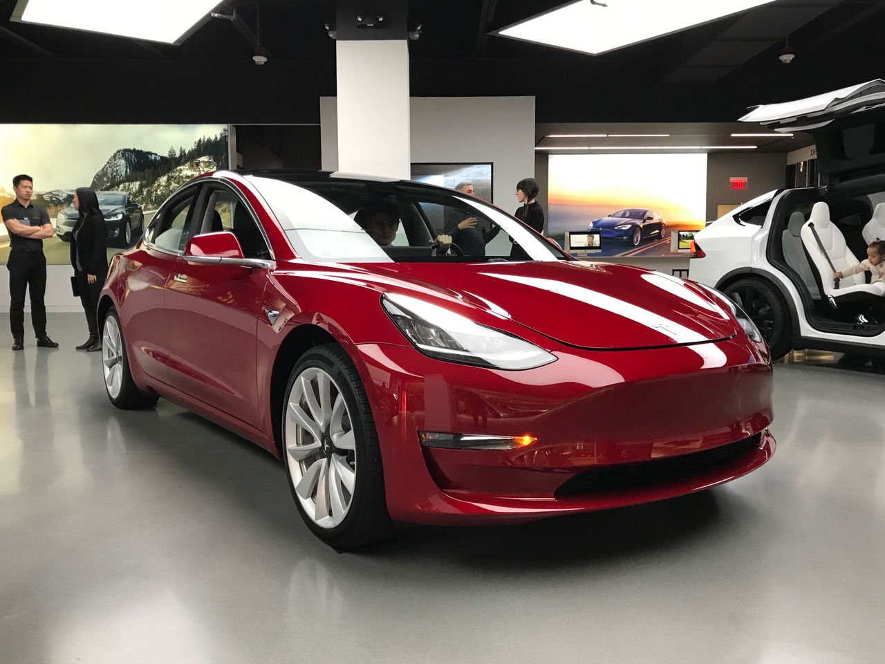 Teslę Model 3 można co najwyżej zarezerwować. Czas oczekiwania jest liczony w latach.