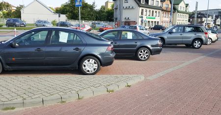 Stawianie aut na sprzedaż na publicznych parkingach. Czy to dozwolona praktyka?