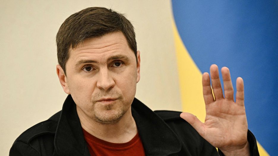 Doradca prezydenta Ukrainy Mychajło Podoliak przemawia podczas wywiadu dla AFP w Kijowie, 17 listopada 2022 r., podczas rosyjskiej inwazji na Ukrainę. 