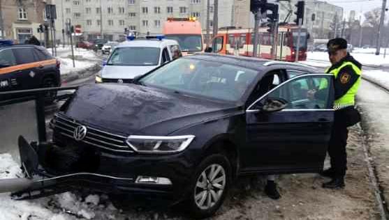 Gdańsk: Kierowca uderzył w sygnalizator i bariery przy przystanku. Był pijany