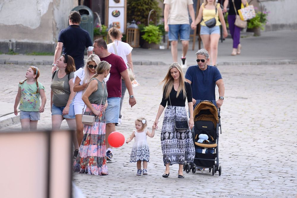 Joanna Krupa z rodziną na Starówce