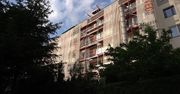 96-letnia kobieta spadła z balkonu w remontowanym budynku. Zmarła w szpitalu