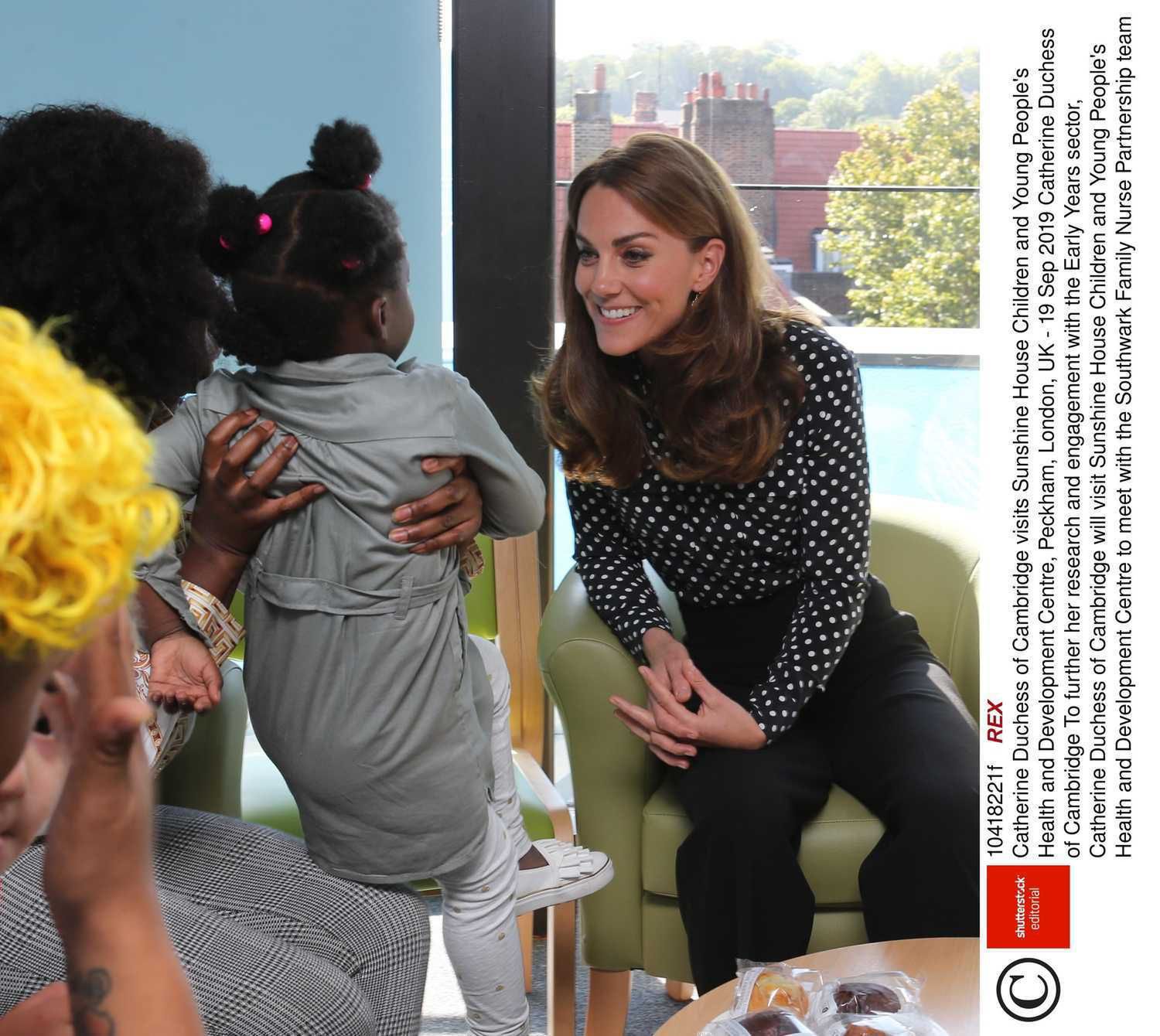 Księżna Kate w bluzce w grochy w szpitalu dziecięcym w Londynie