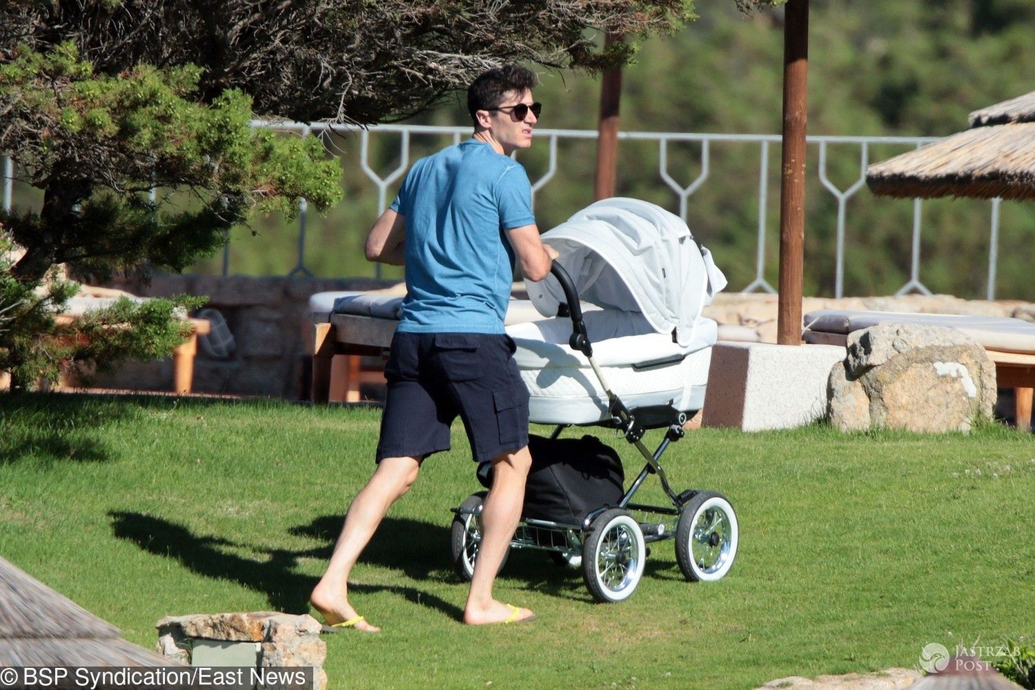 Robert Lewandowski na Sardyni z córką