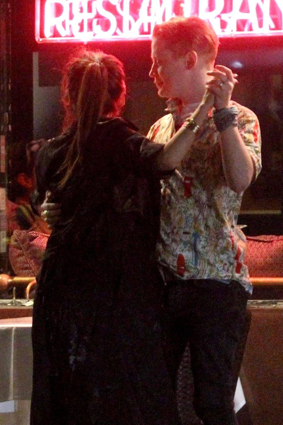 Cara Delevingne i Paris Jackson Kiss całowały się na ulicy. Towarzyszyli im Macaulay Culkin i Brenda Song (BACKGRID/FORUM)