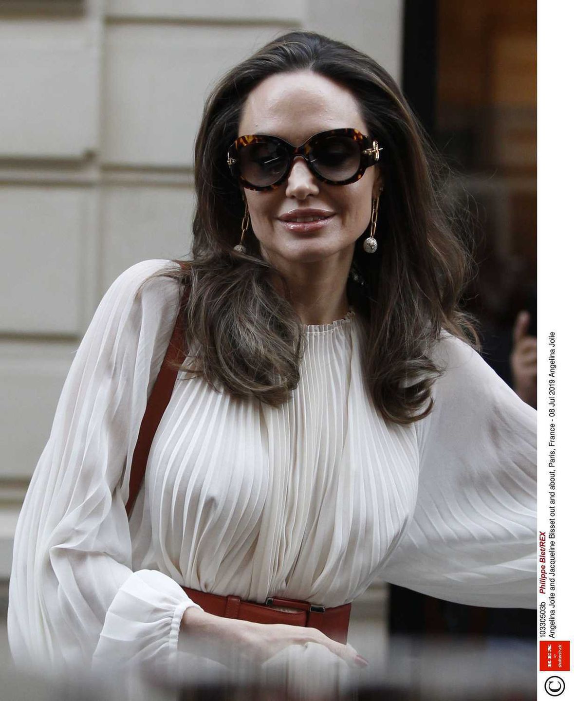 Angelina Jolie bez stanika na ulicach Paryża po sesji zdjęciowej
