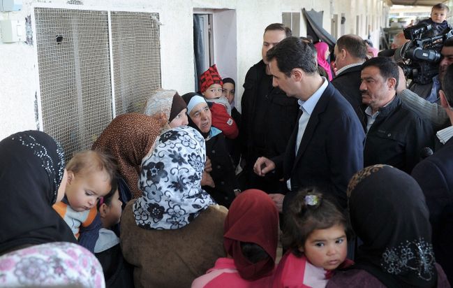 Bashar Assad podczas wizytacji ośrodka dla uchodźców