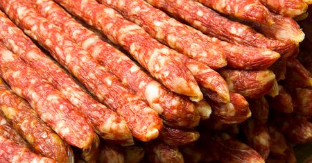 Surowa kiełbasa wieprzowo-cielęca