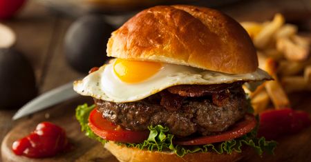 Bułka z jajkiem i stekiem (danie typu fast food)
