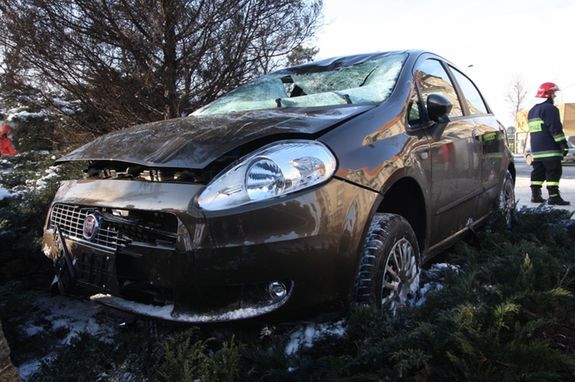 Fiat wjechał w przystanek