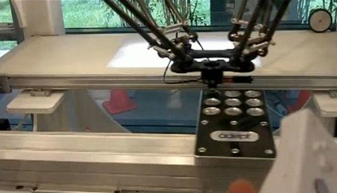 Robot Adept Quattro rozłożył na łopatki człowieka i Wiilota (wideo)