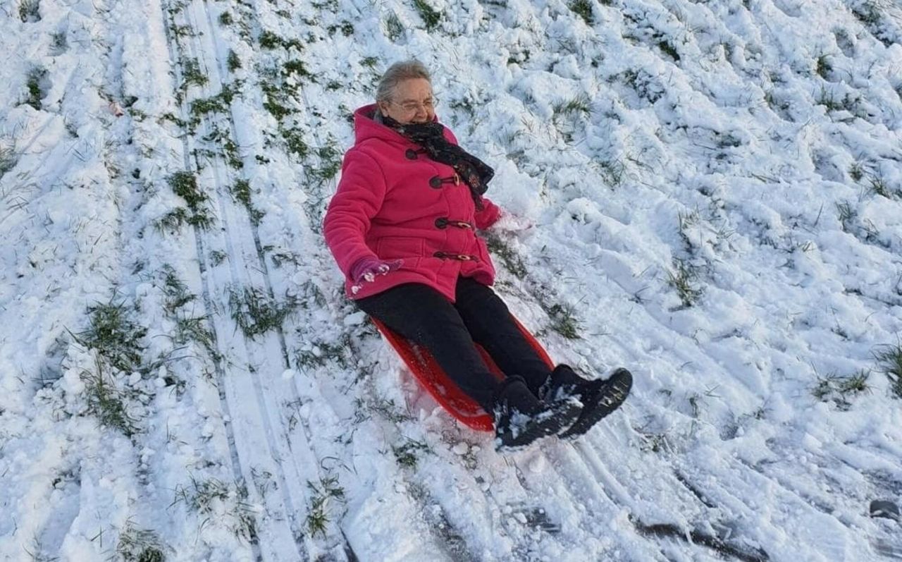 Babcia na sankach. 80-latka udowadnia, że wiek to tylko liczba