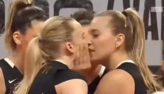 Pocałowała koleżankę z drużyny. Zobacz, co stało się potem