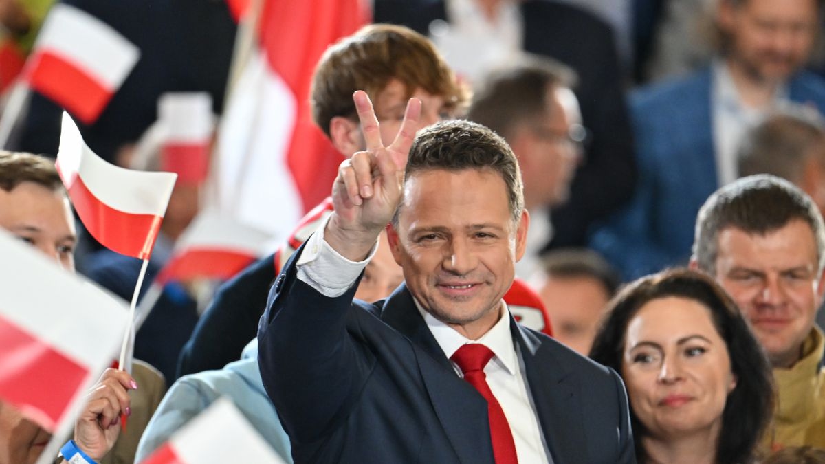 Sandomierz, 18.05.2025. Wybory prezydenta RP - I tura. Kandydat KO w wyborach prezydenckich, prezydent Warszawy Rafał Trzaskowski (C) w sztabie wyborczym w Hali Sportowo-Widowiskowej MOSiR w Sandomierzu, 18 bm. Zakończyło się głosowanie w I turze wyborów prezydenta RP. (mr) PAP/Piotr Polak