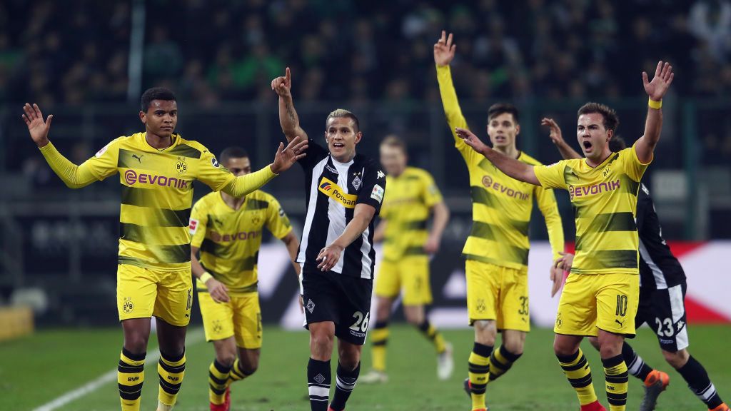 Zdjęcie okładkowe artykułu: Getty Images / Alex Grimm / Na zdjęciu: piłkarze Borussii Dortmund i Raul Bobadilla z Borussii Moenchengladbach