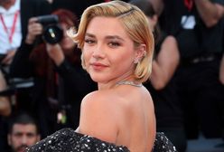 Florence Pugh w zjawiskowej kreacji na festiwalu w Wenecji. Uwagę przyciągają też buty