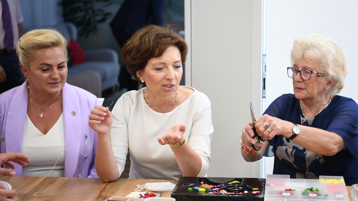 Marlena Mal�g, Dorota Chilik��any, 15.07.2021. Minister rodziny i polityki spo�ecznej Marlena Mal�g (C) i w�jt gminy Miejsce Piastowe Dorota Chilik (L) podczas wizyty w Klubie Senior Plus w ��anach, 15 bm. Szefowa MRiPS przebywa z wizyt� w woj. podkarpackim. (mr) PAP/Darek DelmanowiczDarek DelmanowiczKlub Senior Plus, Klubie Senior Plus, marlena mal�g, minister rodziny i polityki spo�ecznej, MRiPS, polityk polityka, senior plus, senior+, seniorzy, wizyta, wojew�dztwo podkarpackie, krajowa, wojew�dztwie podkarpackim, minister, Dorota Chilik, samorz�dowa, samorz�dowiec, w�adza lokalna, w�jt gminy Miejsce Piastowe 