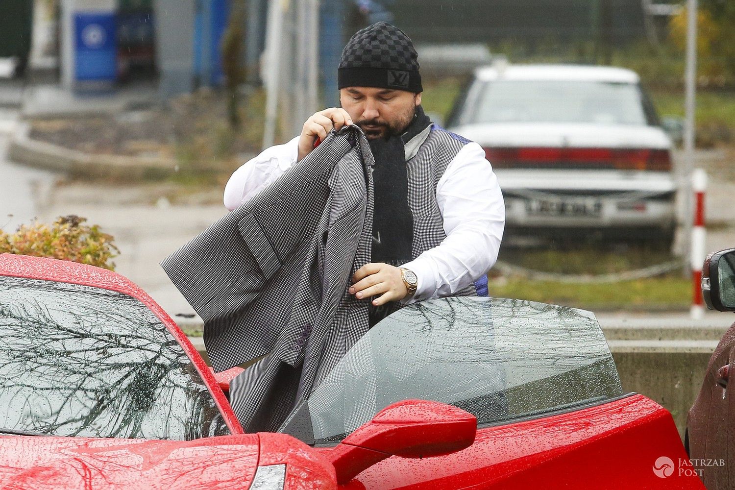 Patryk Vega jeździe Ferrari. Zdjęcia 2016