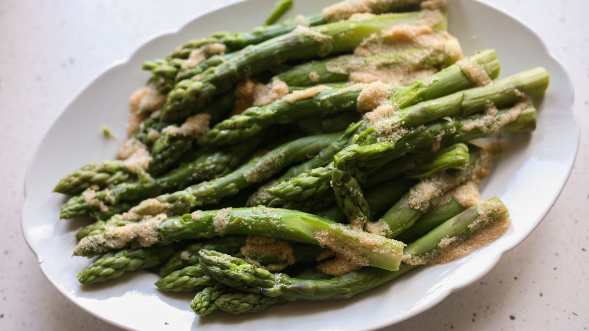 Szparagi i bułka tarta to nie jest złe połączenie. 