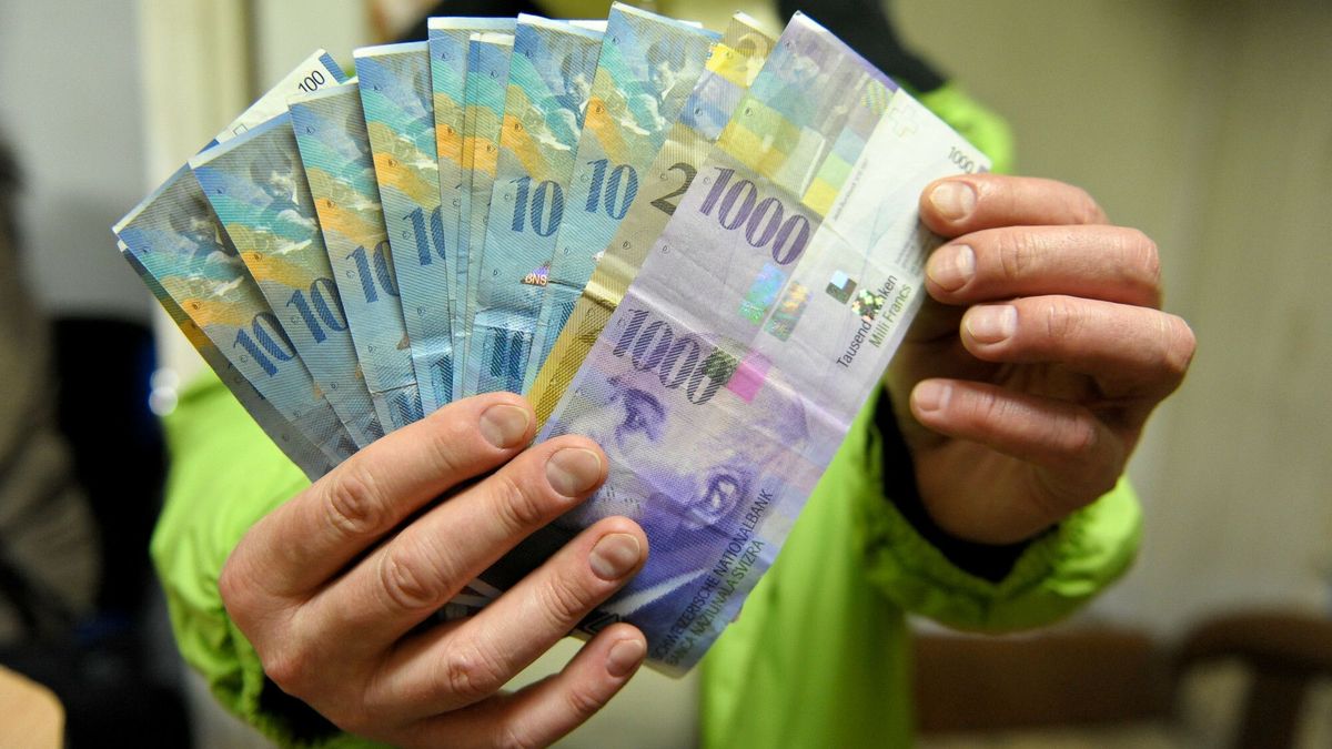 Spada kurs franka szwajcarskiego
Fot. Lukasz Solski/Eastnews Przemysl 30.01.2015 Wlasciciele kantorow odnotowuja padek kursu franka szwajcarskiego
LUKASZ SOLSKI