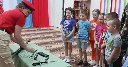 Nagranie z rosyjskiego przedszkola. Tak, to karabin maszynowy