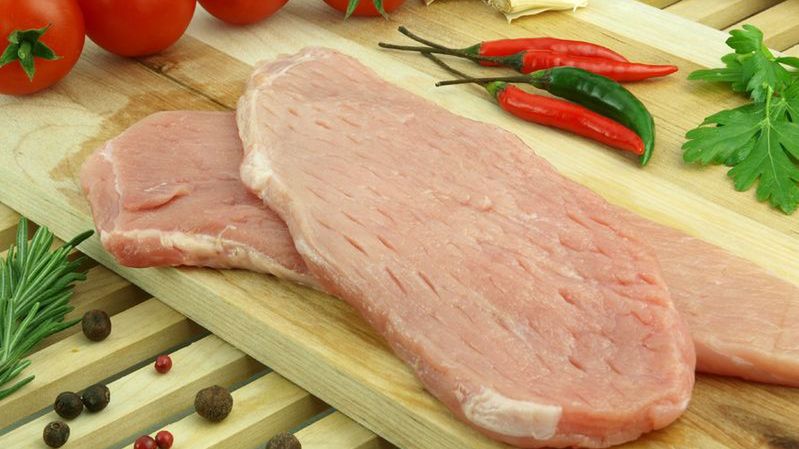 Surowy schab wieprzowy bez kości (mięso i tłuszcz)