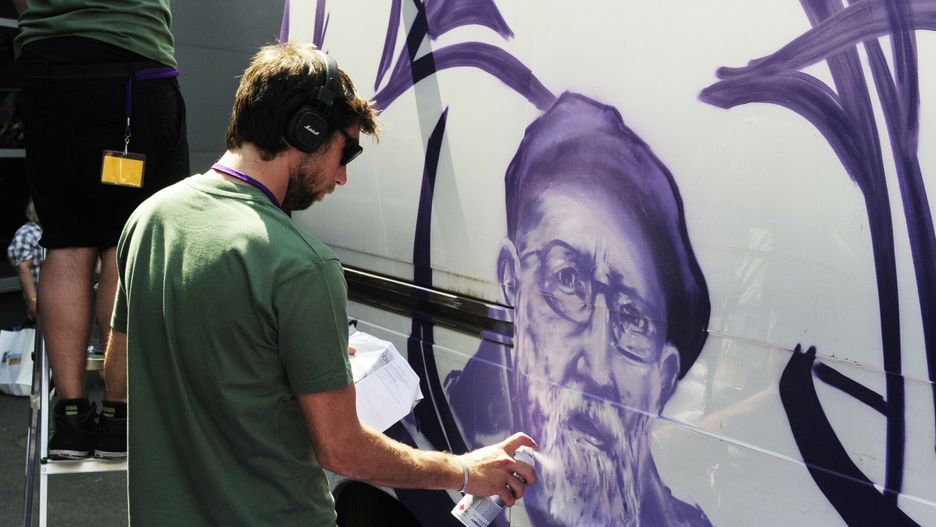 Wojtek Laski - r�?ne
Fot. Wojtek Laski / East News  Salon Emmaus 2014 - targi zorganizowane przez miedzynarodowa organizacje charytatywna Emmaus. Caly dochod ze sprzedazy przedmiotow wystawionych na targach zostal przeznaczony na potrzeby osob bezdomnych i zyjacych w ubostwie. Park wystaw Porte de Versailles, Paryz, Francja, 22.06.2014.  N/z: malowanie na samochodzie dostawczym wizerunku ojca Piotra, zalozyciela ruchu Emmaus
Wojtek Laski