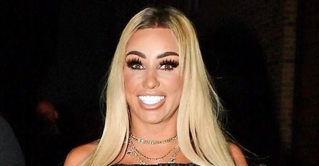 WYGŁADZONA Katie Price OŚLEPIA blaskiem śnieżnobiałych licówek, pędząc na randkę z młodszym o 12 lat ukochanym (ZDJĘCIA)