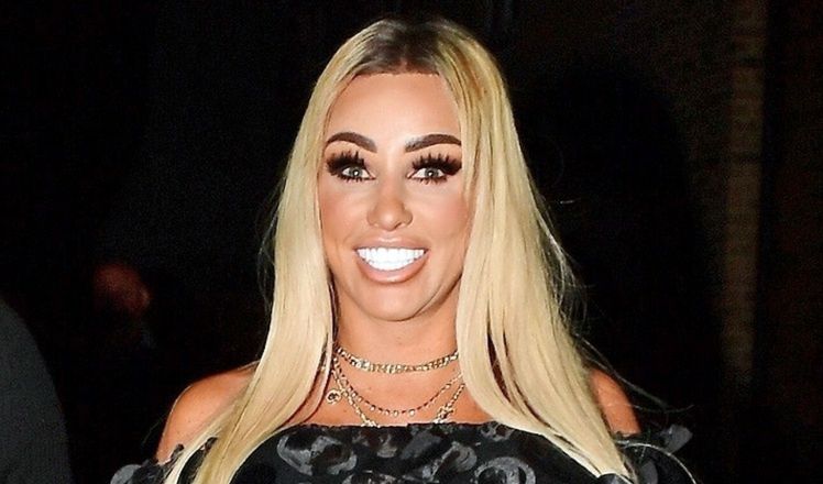 WYGŁADZONA Katie Price OŚLEPIA blaskiem śnieżnobiałych licówek, pędząc na randkę z młodszym o 12 lat ukochanym (ZDJĘCIA)