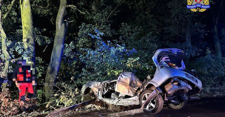 Koszmarny wypadek w Toruniu. 20-letni kierowca zginął na miejscu