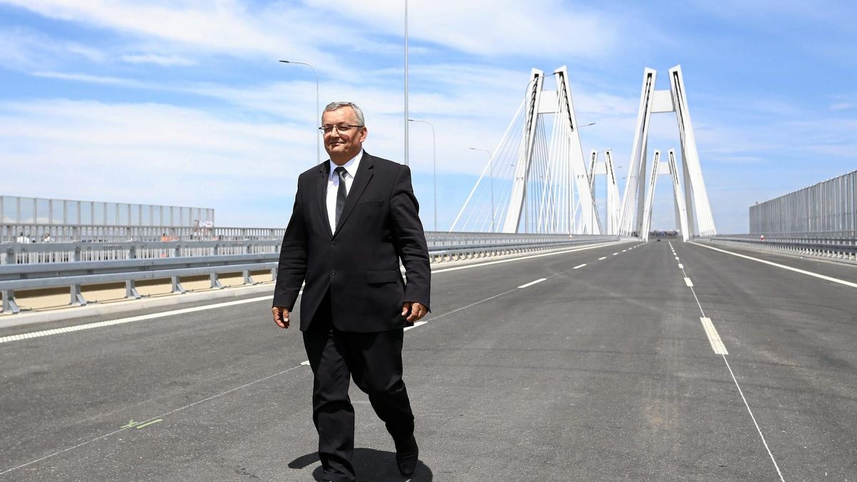 Andrzej Adamczyk podczas otwarcia nowego mostu na drodze S7.