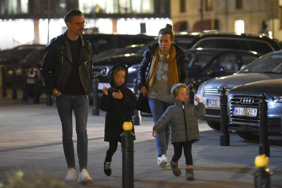 Anna Mucha i Marcel Sora z dziećmi na wiosennym spacerze