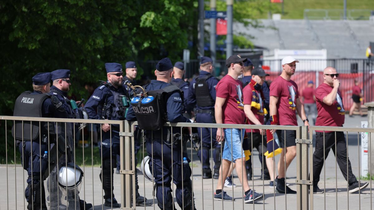 funkcjonariusze Policji przy Stadionie PGE Narodowym w Warszawie przed meczem finałowym piłkarskiego Pucharu Polski